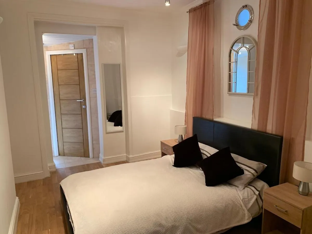 Modern Apartment In Twickenham Highstreet location